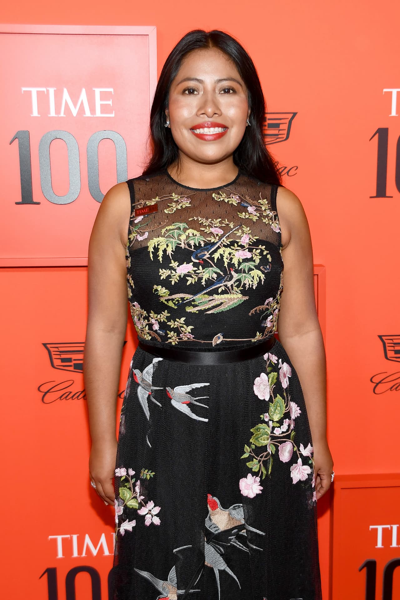 Los colores no han sido los únicos atrevimientos de Yalitza, también los estampados. En más de una ocasión la hemos vista envuelta en riquísimas telas de gran caída, como con este vestido bordado de Valentino.