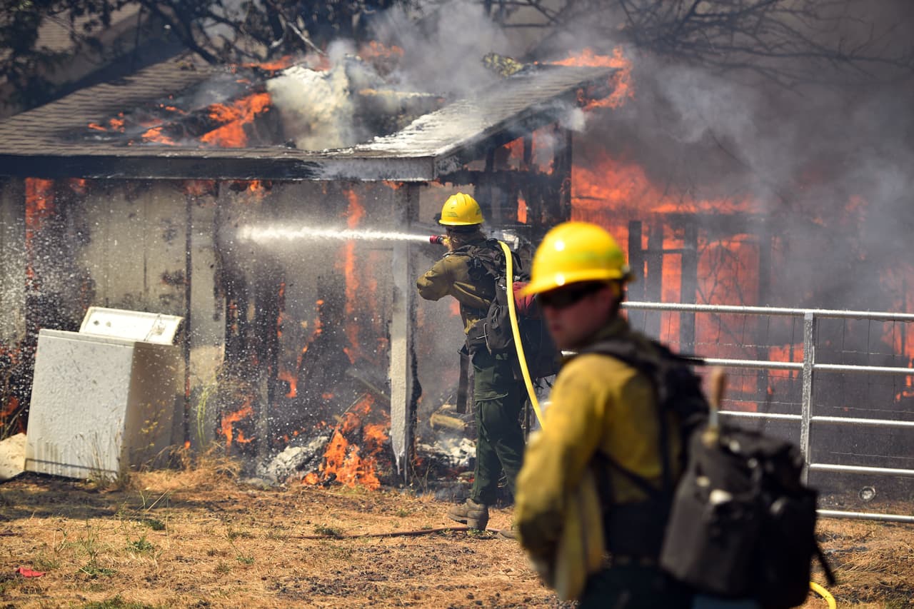 En el centro de California, unas condiciones similares hicieron que un fuego cerca de Lake Nacimiento, a unas 180 millas (290 kms) al noroeste de Los Ángeles, más que triplicara su tamaño el domingo. Los bomberos de Lower Lake continúan luchando con las llamas en una casa casi totalmente quemada.