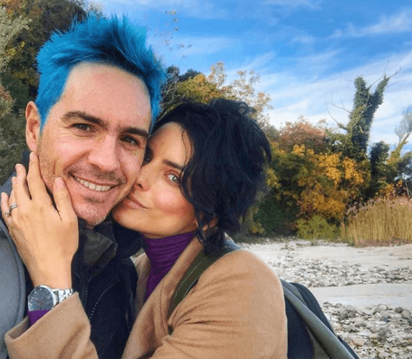 <b><a href="https://www.univision.com/famosos/aislinn-derbez-y-paulina-burrola-novia-de-mauricio-ochmann-se-llevan-bien" target="_blank">"Es impresionante ver cómo se llevan"</a></b>, dijo, "tienen una muy buena relación, todos los días se hablan, platican y se ayudan". 
<br>