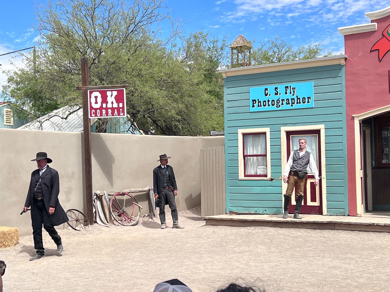 Tombstone es una ciudad en el sureste de Arizona, conocida por su historia del Viejo Oeste. Las exhibiciones en el Parque Histórico Estatal Tombstone Courthouse incluyen réplicas de horcas. En la histórica Allen Street, el teatro al aire libre O.K. Corral recrea un tiroteo de vaqueros de 1881. Se dice que los fantasmas residentes acechan el teatro Bird Cage.