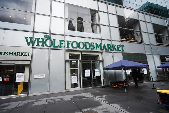 Whole Food solicitará a los clientes que usen máscaras en las tiendas Whole Foods Market" y ofrecerá máscaras desechables gratuitas a todos los clientes que lleguen a comprar en cada lugar.