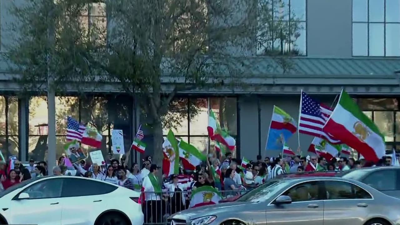 Manifestantes en Houston celebran caída de régimen Iraní