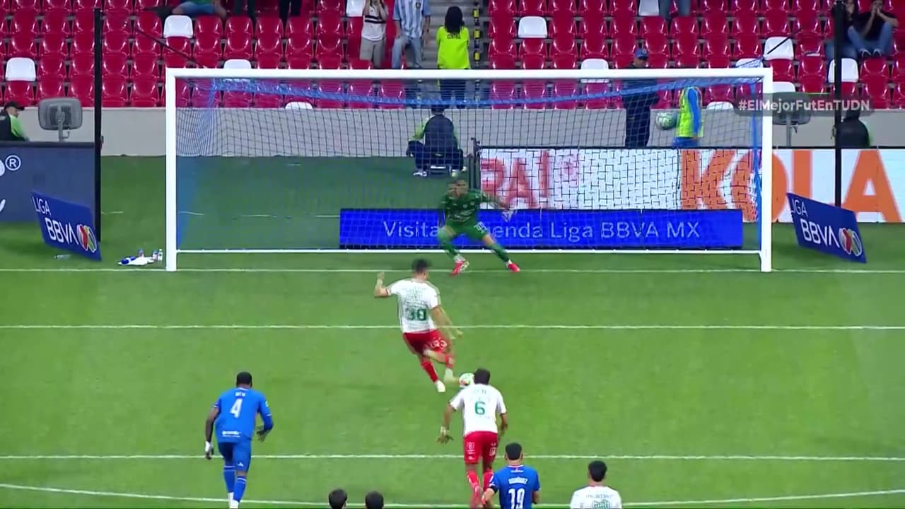 ¡Gol del Necaxa! Monreal cobra perfectamente desde los once pasos