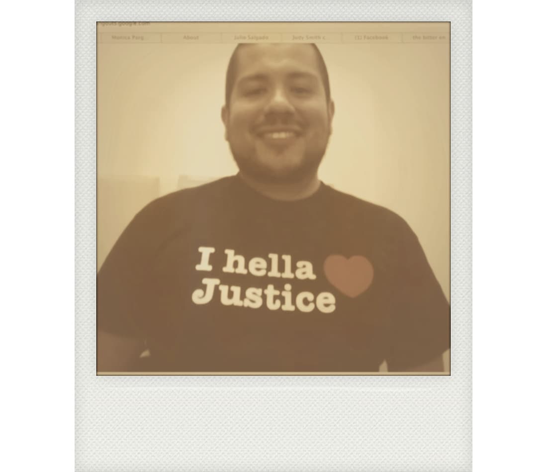 Julio Salgado, activismo hasta en la camiseta.