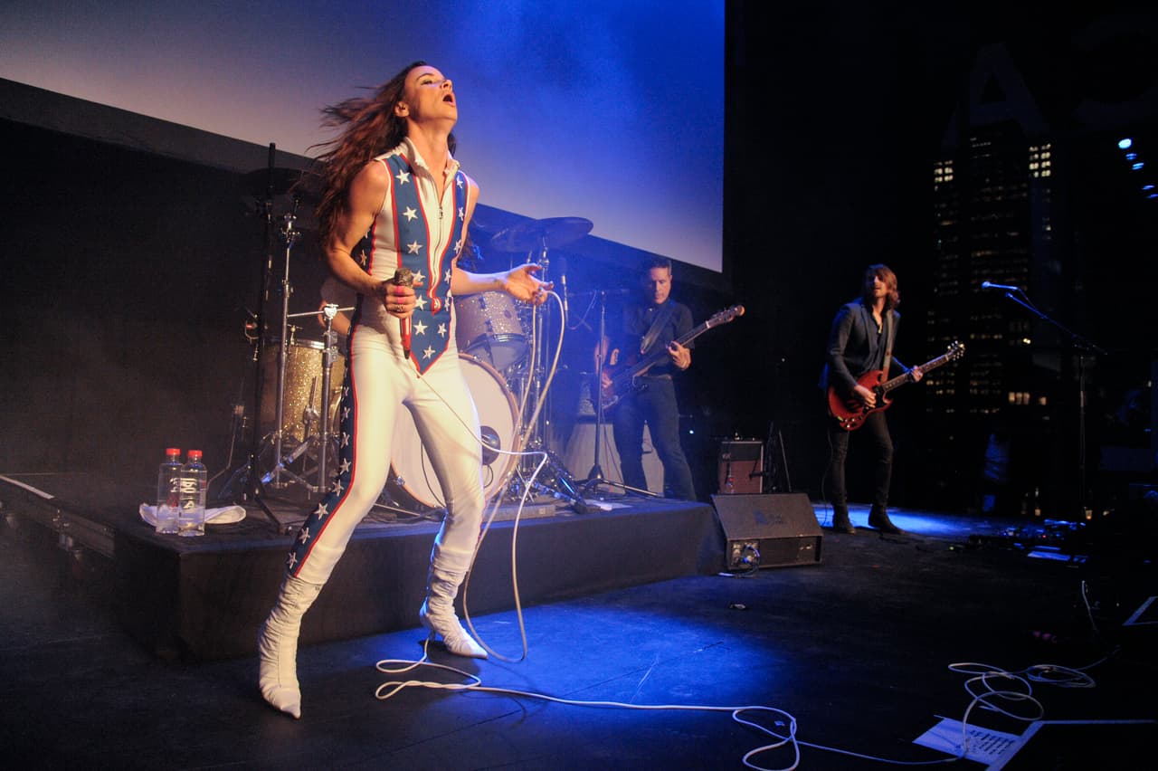 Juliette Lewis lució menos intensa que en "Hard Lovin' Woman".