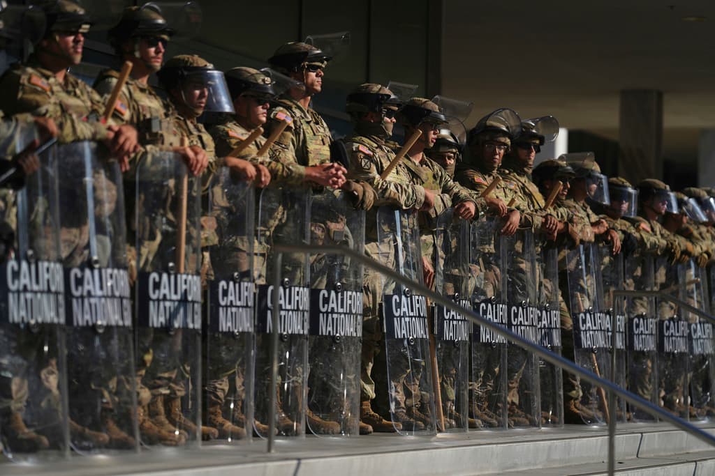 Miembros de la Guardia Nacional de California desplegados en un edificio federal en el centro de Los Ángeles, en junio de 2025.