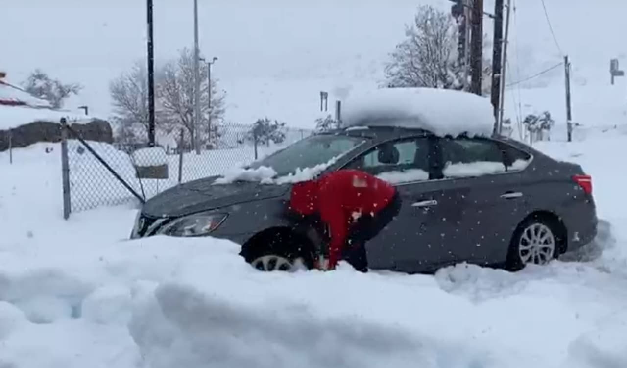 Algunos conductores debieron remover la nieve acumulada debajo de sus vehículos antes de intentar sacarlos de la nieve, que los enterró en su espesor durante las horas más fuertes de la tormenta.