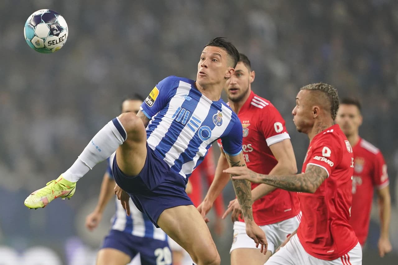Fabio Ferreira Vieira (34'), Eduardo Aquino (37') y Mehdi Taremi (68') le dieron el triundo al Porto frente al Benfica con marcador 3-1 en el clásico portugués, durante la Jornada 16 en la Primeira Liga. El mexicano Jesús 'Tecatito' Corona jugó 35 minutos.