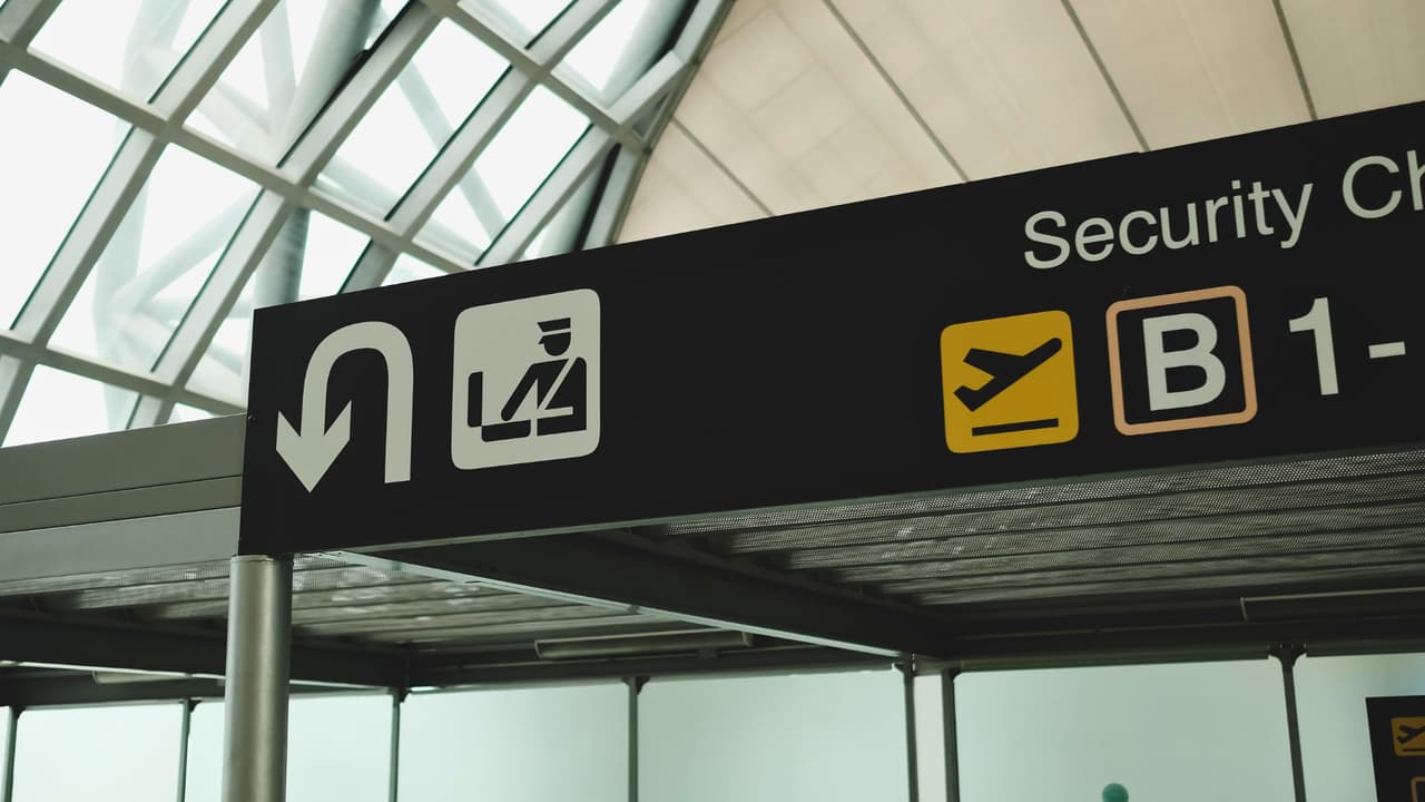 <h3 class="cms-H3-H3">Documentos que deben llevar los padres migrantes </h3>
<br>Los adultos sí tienen que mostrar identificación aceptada en el filtro TSA: 
<b>REAL ID de Texas (licencia o ID estatal con estrellita). Green card. Permiso de trabajo (I-766). Pasaporte estadounidense o extranjero vigente.</b>
<br>Desde mayo de 2025, 
<b>una licencia de Texas sin estrellita REAL ID ya no sirve sola para volar.</b>