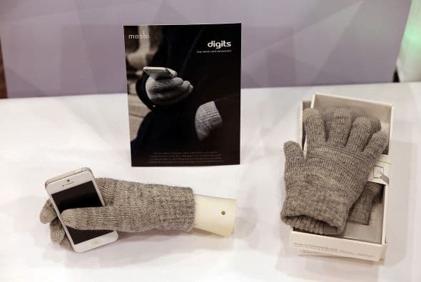 Con los guantes Moshi Digits ya no tendrás que quitarte los guantes en época de frío para poder teclear en tus dispositivos con 'touch screen'.