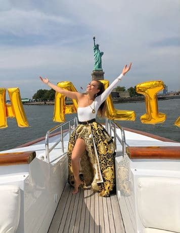 A través de su cuenta de Instagram, la intérprete de 'Amor a la mexicana' compartió diversas instantáneas de su festejo.