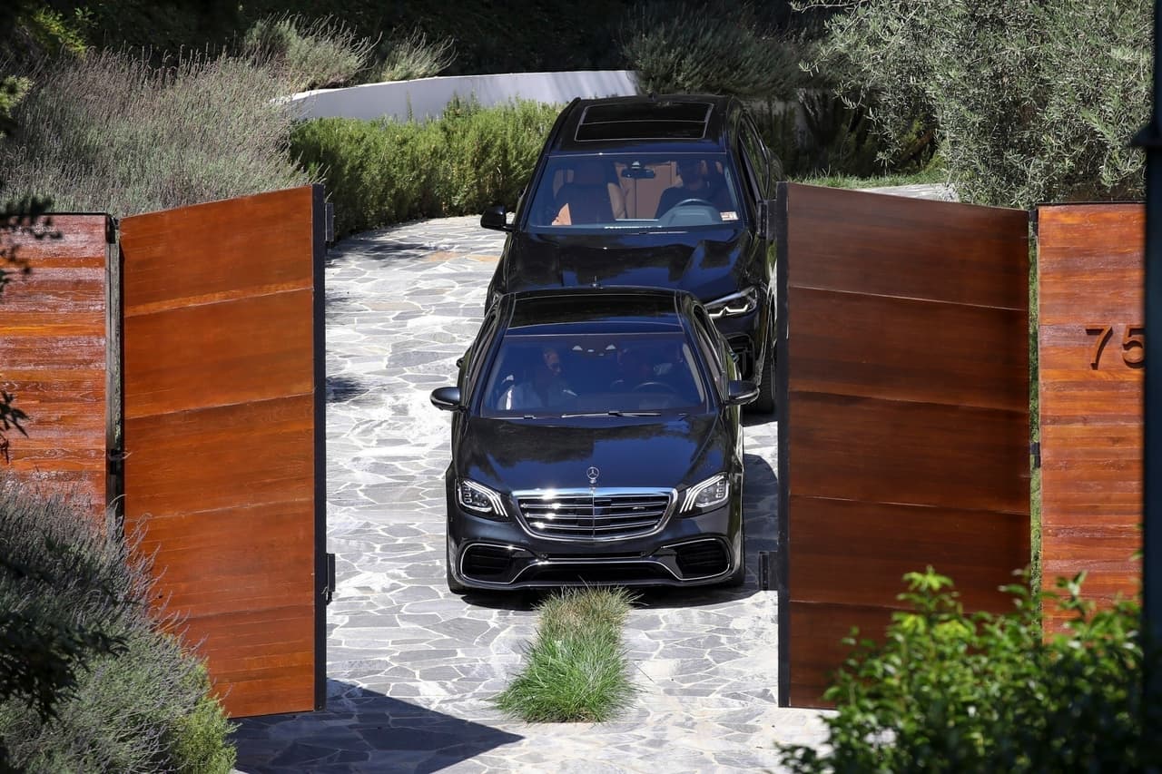 Tras ver con sus propios ojos las obras realizadas en el lugar, 
<a href="https://www.univision.com/famosos/jlo-ben-affleck-matrimonio-exhausta-panico-fotos">López y Affleck</a> se retiraron a bordo de su lujoso Mercedes-Benz.