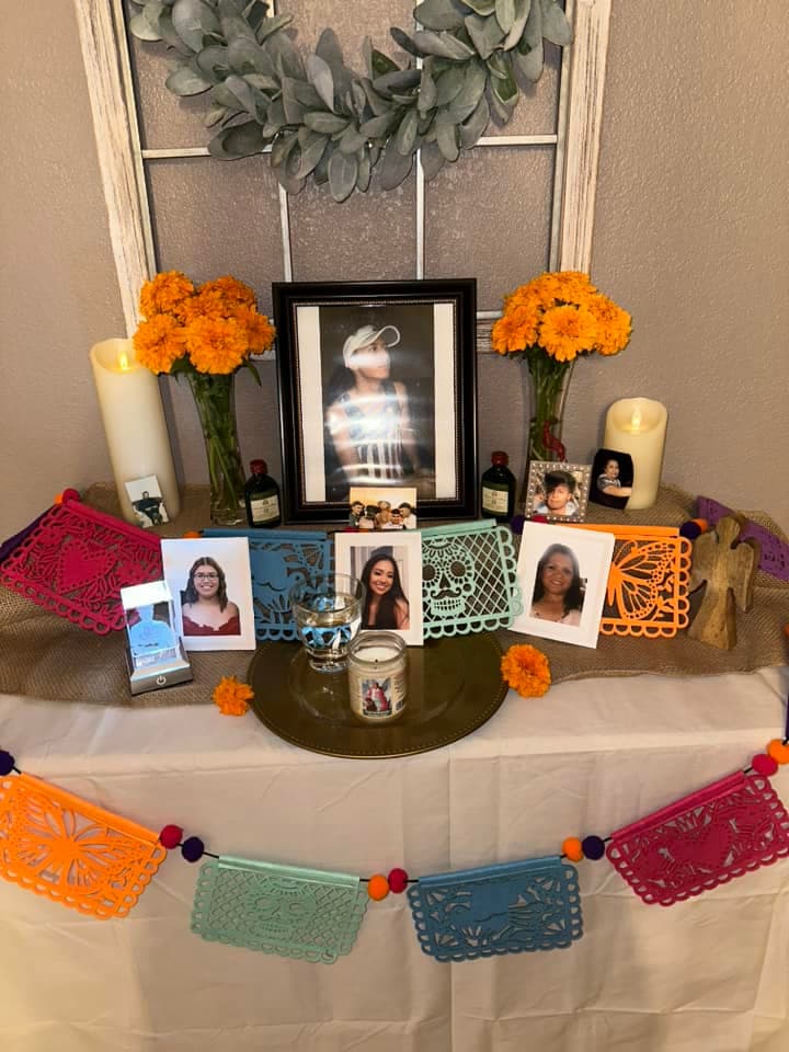 Destacando las fotografías de sus familiares, Yadira González nos comparte este altar de muertos en su casa.