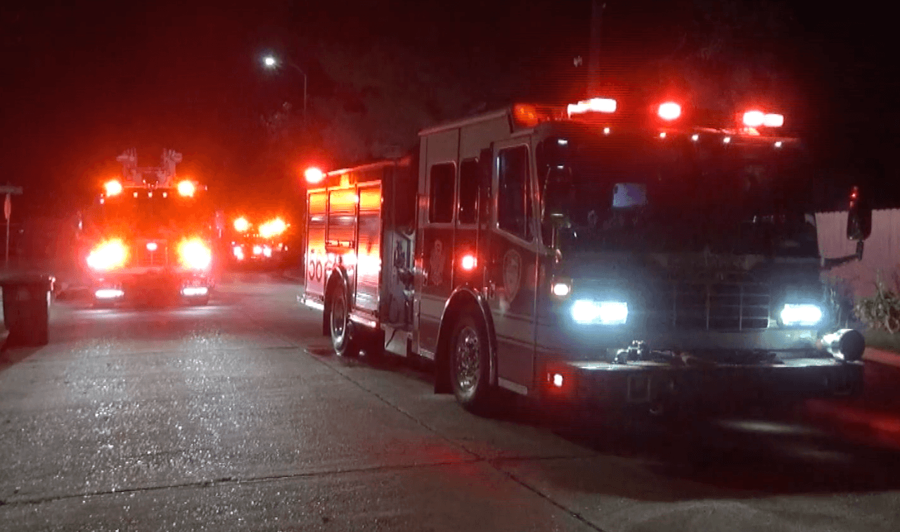 A las 12:00 am, el Departamento de Policía de Houston acudió a un incendio en una casa, donde encontró una bodega independiente en el patio trasero ardiendo en llamas.