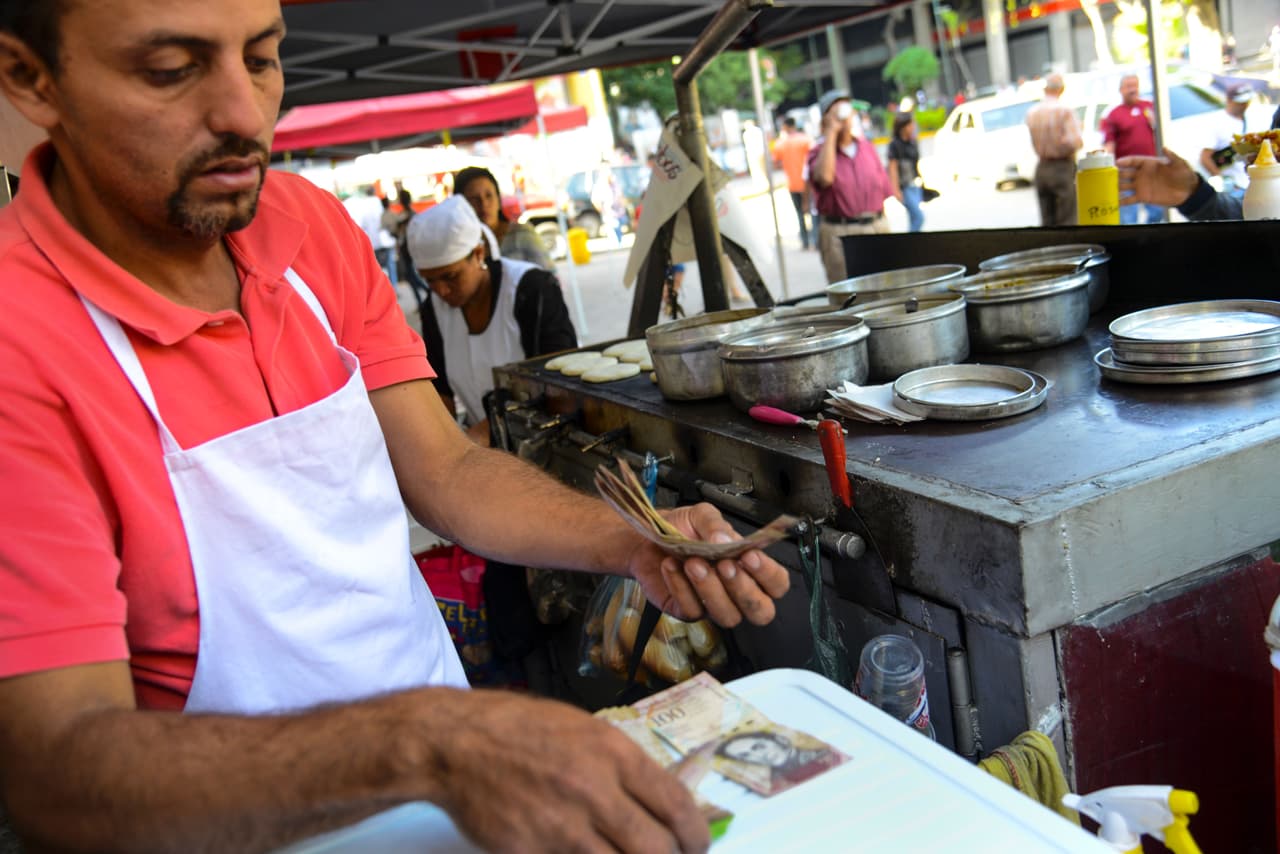 El anuncio de Maduro se convirtió en un problema inmediato para los comerciantes informales, que efectúan todas sus operaciones en efectivo, pues sus proveedores se negaban a recibir billetes de 100 bolívares desde el lunes 12.