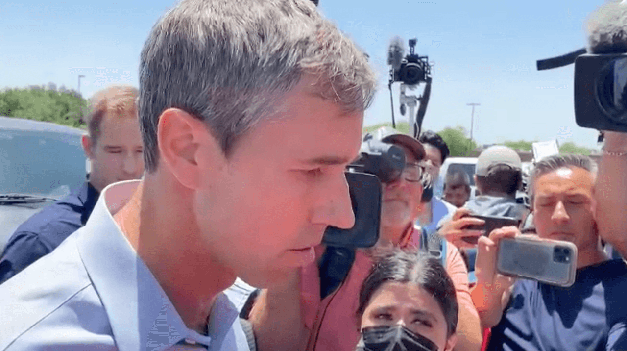“¡Haz algo en vez de hablar!”: le grita Beto O’Rourke al gobernador de Texas al interrumpir su conferencia sobre el tiroteo