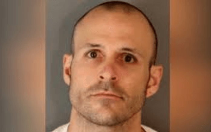 Bryce Daniel McIntosh, de 32 años, es el principal sospechoso de la desaparición y muerte de su hijo. En su casa encontraron guantes de latex color púrpura, cortadores de pernos de 24 pulgadas, cuatro galones de ácido muriático y una botella de abridor de drenaje de 128 onzas que habría comprado el padre del Noah McIntosh antes de su desaparición. Estas evidencias y el testimonio de la madre y hermana del niño son pruebas que según los investigadores ratifican que 
<a href="https://www.univision.com/local/los-angeles-kmex/padre-de-nino-desaparecido-en-corona-pudiera-ser-sentenciado-a-la-pena-de-muerte">el niño fue víctima de un homicidio con tortura</a> en manos de su propio padre.