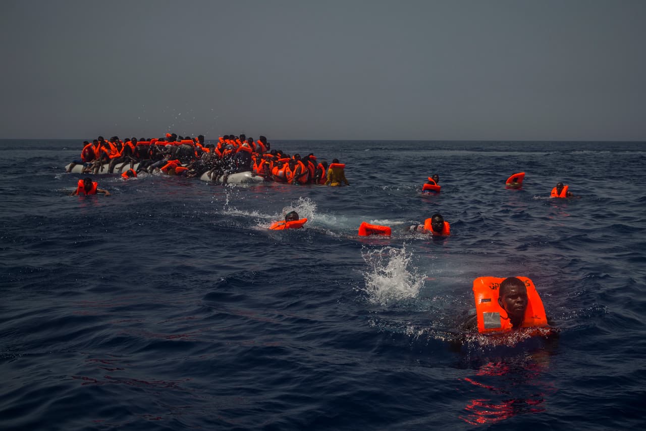 <b>Naufragios en el mediterráneo. </b>En 2017 más de 160,000 personas se arriesgaron a cruzar el Mediterráneo y cerca de 3,000 se ahogaron en el intento. El 53% de los refugiados de todo el mundo proviene de sólo tres países: Somalia, Afganistán y Siria, quienes atraviesan el peligroso mar en débiles balsas para poder llegar a Europa. En la fotografía, migrantes africanos se ponen a salvo luego de naufragar el 23 de julio de 2017.