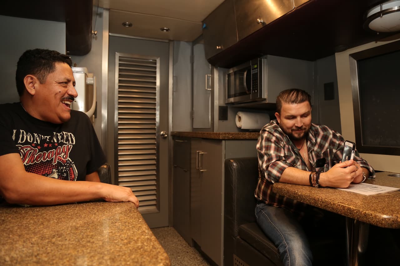 Poncho aprovecha los viajes para conectarse con sus fans.