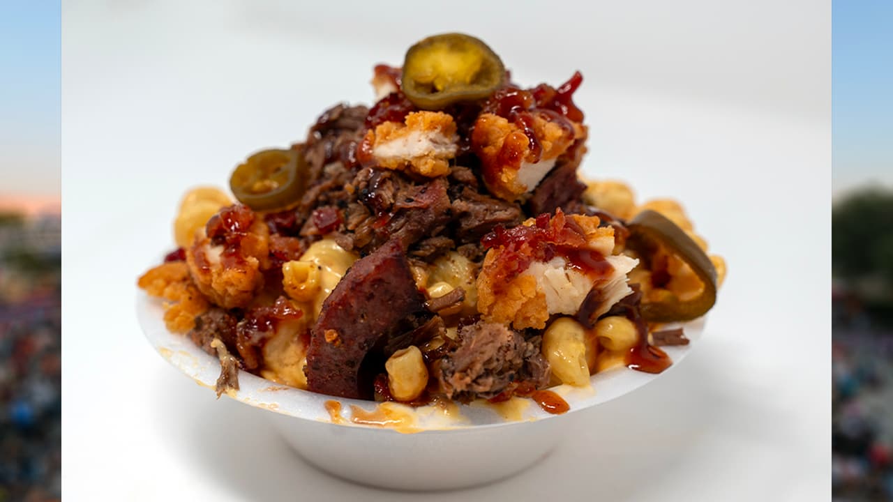 <b>BUTCHERS BLOCK</b> de Mac Loaded
<br>
<i>¡Dulce y picante! </i>Macarrones con tres quesos y pollo frito y crujiente, trocitos de tocino, pimientos, jalapeños y salchicha,
<b>rociados con una salsa de chipotle y azúcar morena</b>.