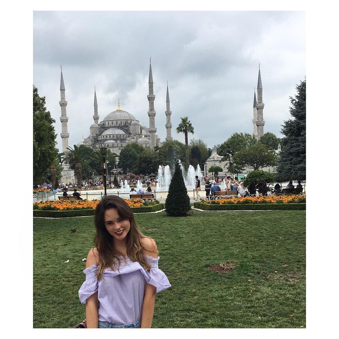 En esta imagen se puede apreciar la felicidad de la actriz por estar en Turquía y conocer nuevas culturas, pues al parecer 
<b><a href="http://www.univision.com/temas/fabiola-guajardo">Guajardo</a></b> es una fanática de los viajes.