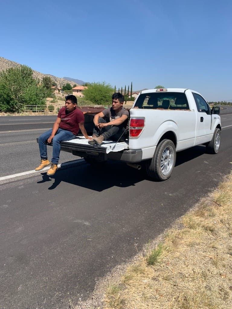 El grupo de trabajo del operativo calles seguras realizó una parada de tráfico en una camioneta Ford F150 en Ash Canyon.Al tomar contacto con el conductor, un ciudadano estadounidense de 19 años residente de Phoenix, se determinó que transportaba a dos inmigrantes indocumentados.