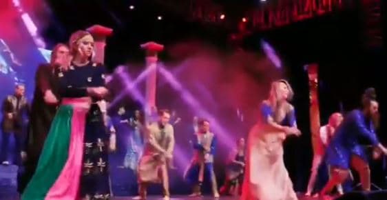 "Todo empezó como una feroz competición de baile entre familias pero, como siempre, terminó en una enorme celebración del amor. ¡Y qué actuación! [...]", escribió Priyanka en su cuenta de Instagram.