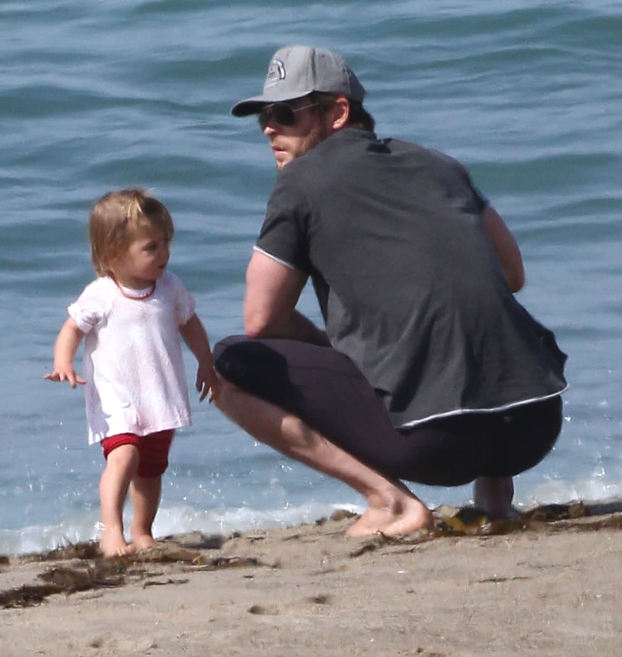 No nos cansamos de ver a Chris y su bebita con fondo azul.