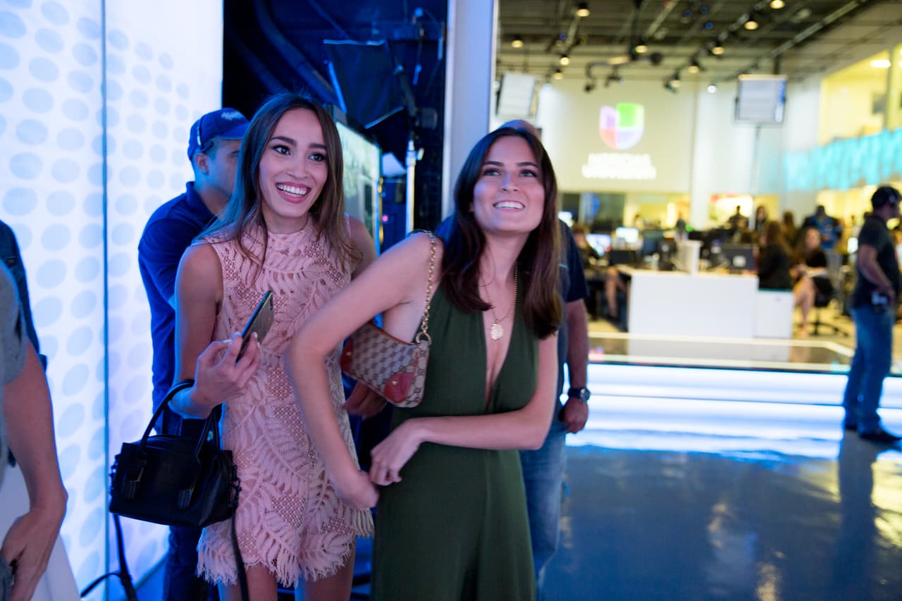 Apenas comenzó el noticiero, llegaron las hijas de María Elena Salinas, Julia y Gabriela, al estudio. Viajaron a Miami especialmente para esta despedida.