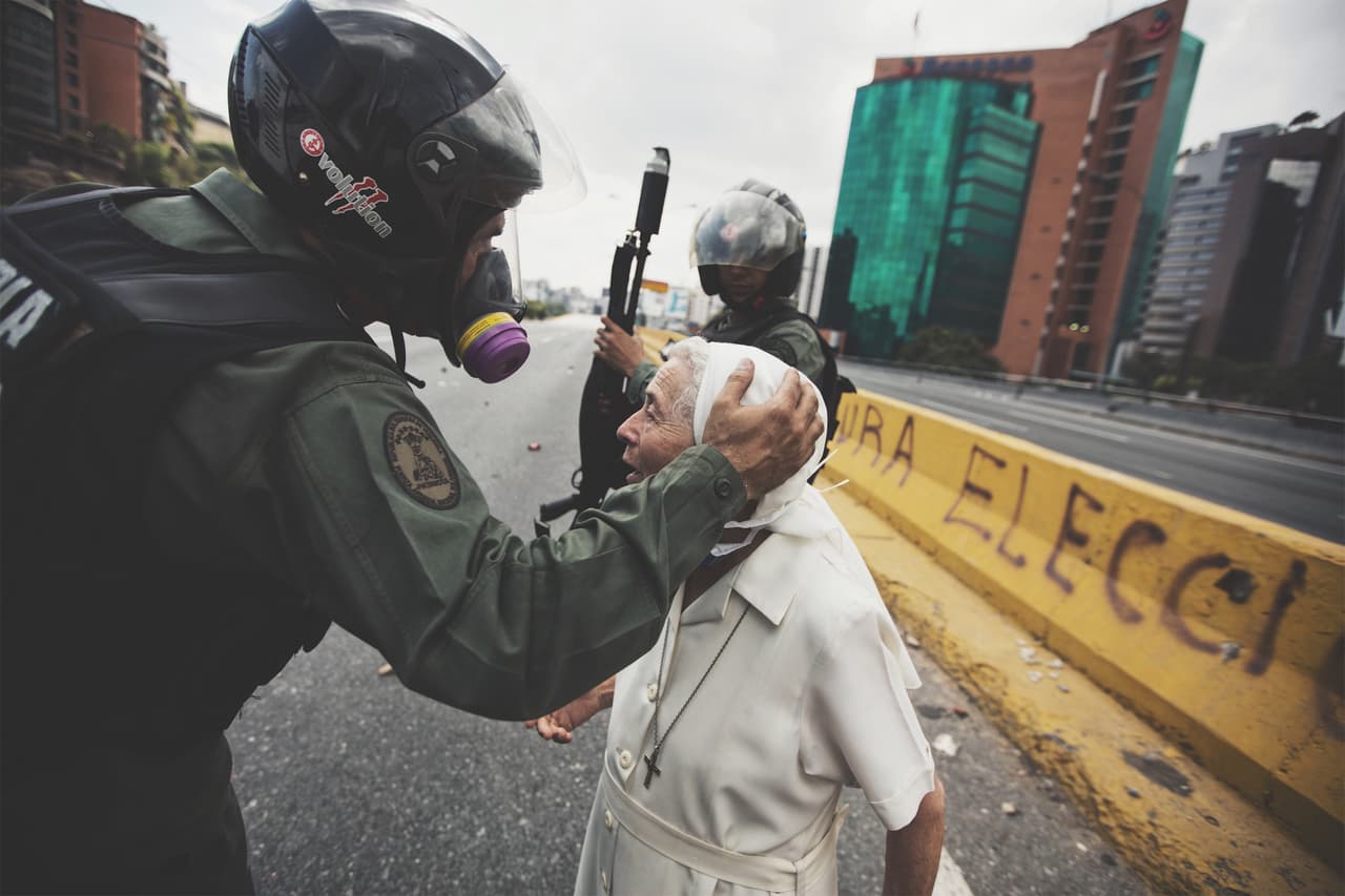 Una monja conversa con un Guardia Nacional este sábado durante una marcha opositora que intentaba llegar desde el este al oeste de Caracas. En distintos videos difundidos por redes sociales, se escucha a la religiosa pedir al militar el cese de la represión con bombas lacrimógenas y balines de goma a los manifestantes. Foto: Donaldo Barros