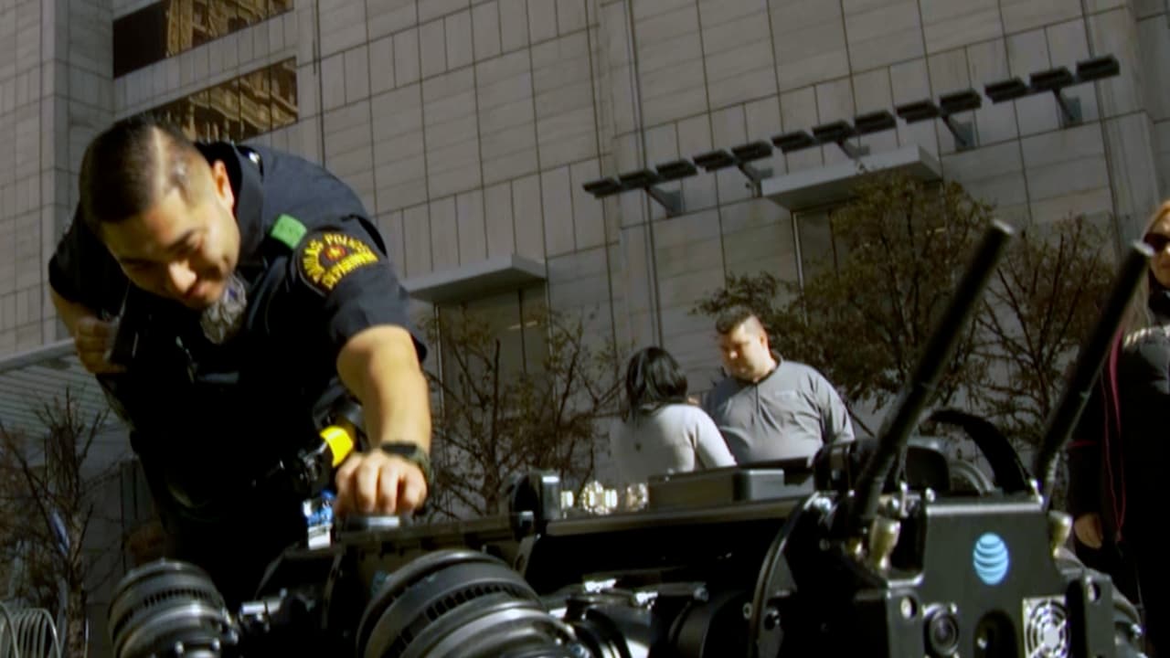 El “perro robot” hizo nuevos amigos en el centro de Dallas, incluidos algunos curiosos policías que se acercaron para ver de qué estaba pasando.