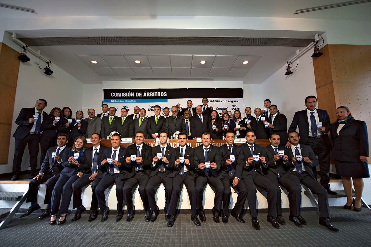 Árbitros mexicanos recibieron nuevos gafetes FIFA