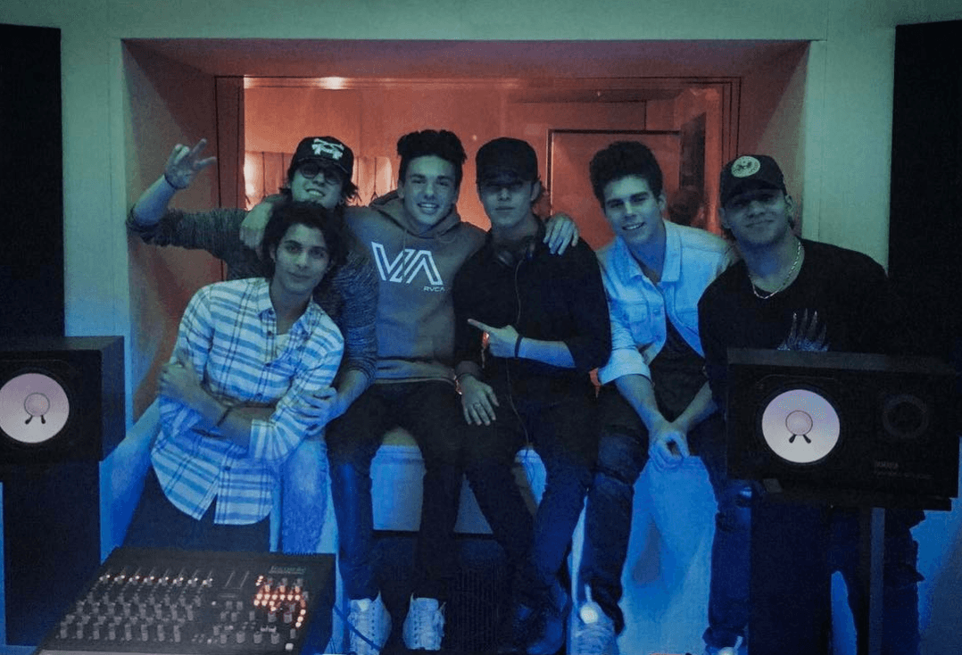 Los chicos de CNCO están trabajando un proyecto especial con Daniel Skye, pero saldrán del estudio directo a Premio Lo Nuestro.