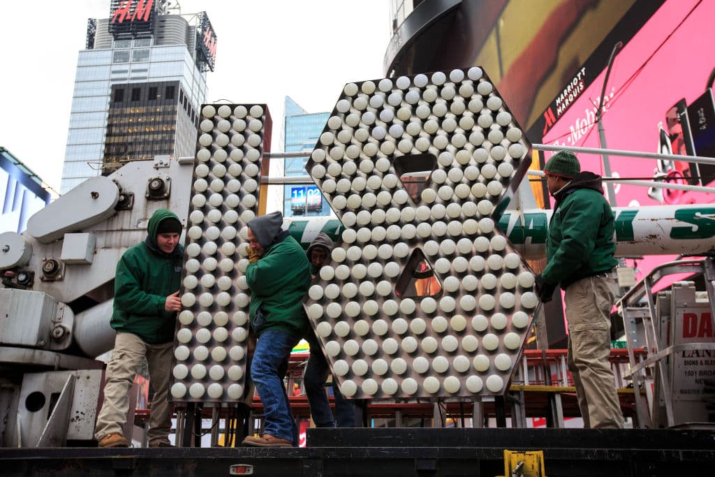 Un grupo de trabajadores acomodan el 1 y el 8 que protagonizarán la celebración de Año Nuevo en el icónico Times Square en Manhattan.