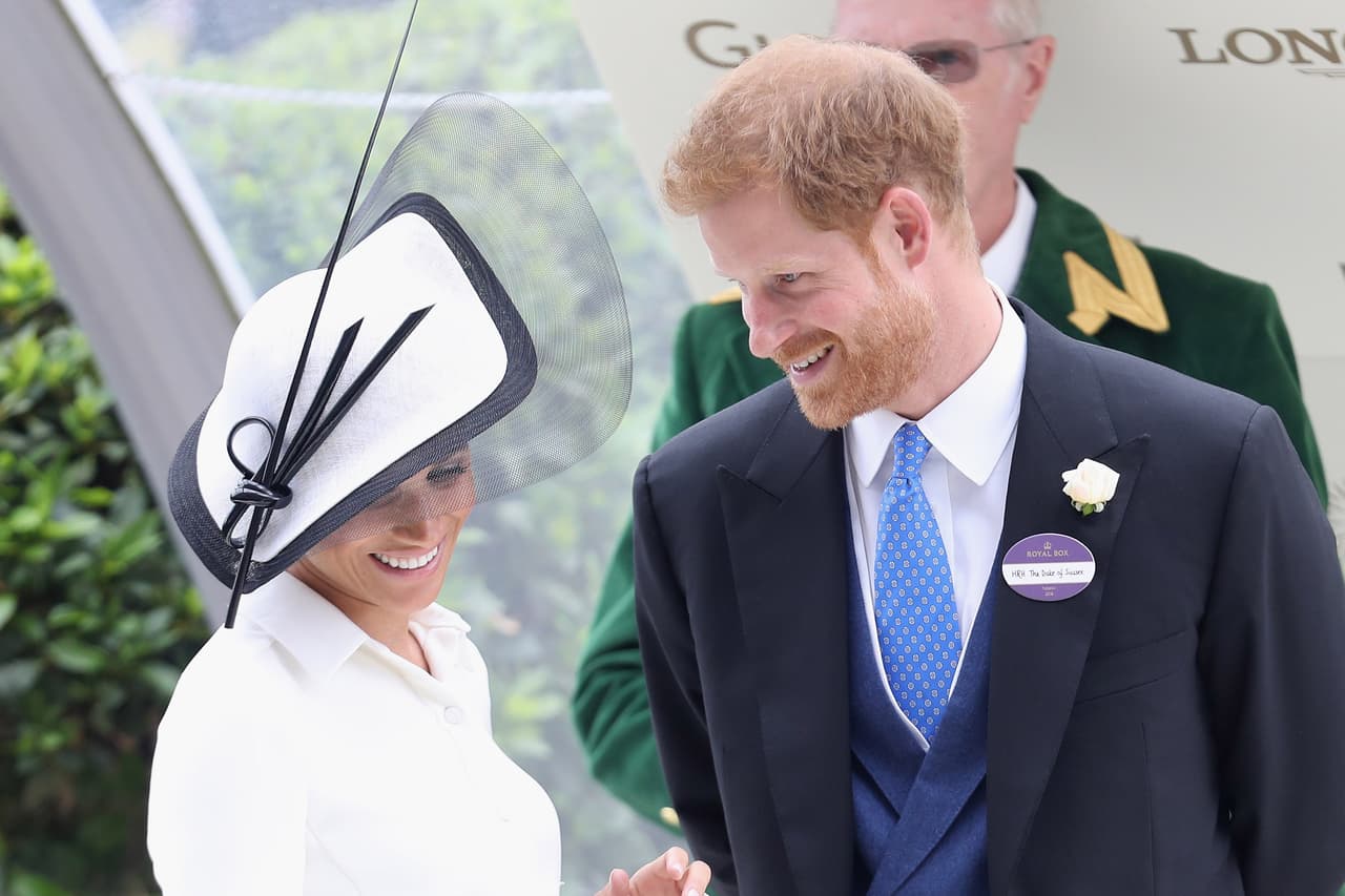 La actitud de Meghan Markle no le ha restado ni un poco de simpatía con la gente y su esposo Harry podría también haber caído rendido ante ese hechizo, ya que en numerosas ocasiones le dedica miradas que denotan amor y admiración por la exactriz.