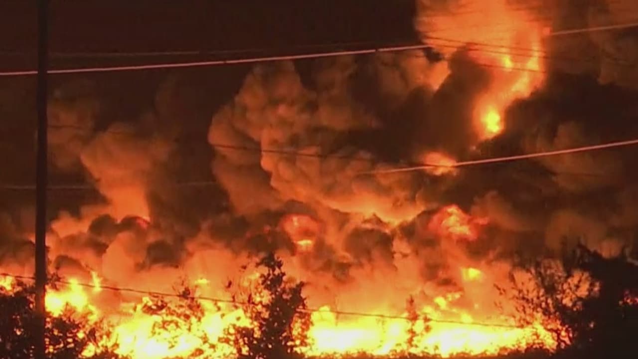 Un incendio destruye once camiones en una fabrica de plástico en Grand Prairie 