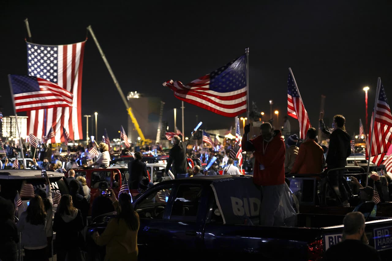 Simpatizantes de Joe Biden en el Chase Center en Wilmington, Delaware, durante el discurso del presidente electo, en el que hizo un llamado a la unidad de Estados Unidos.