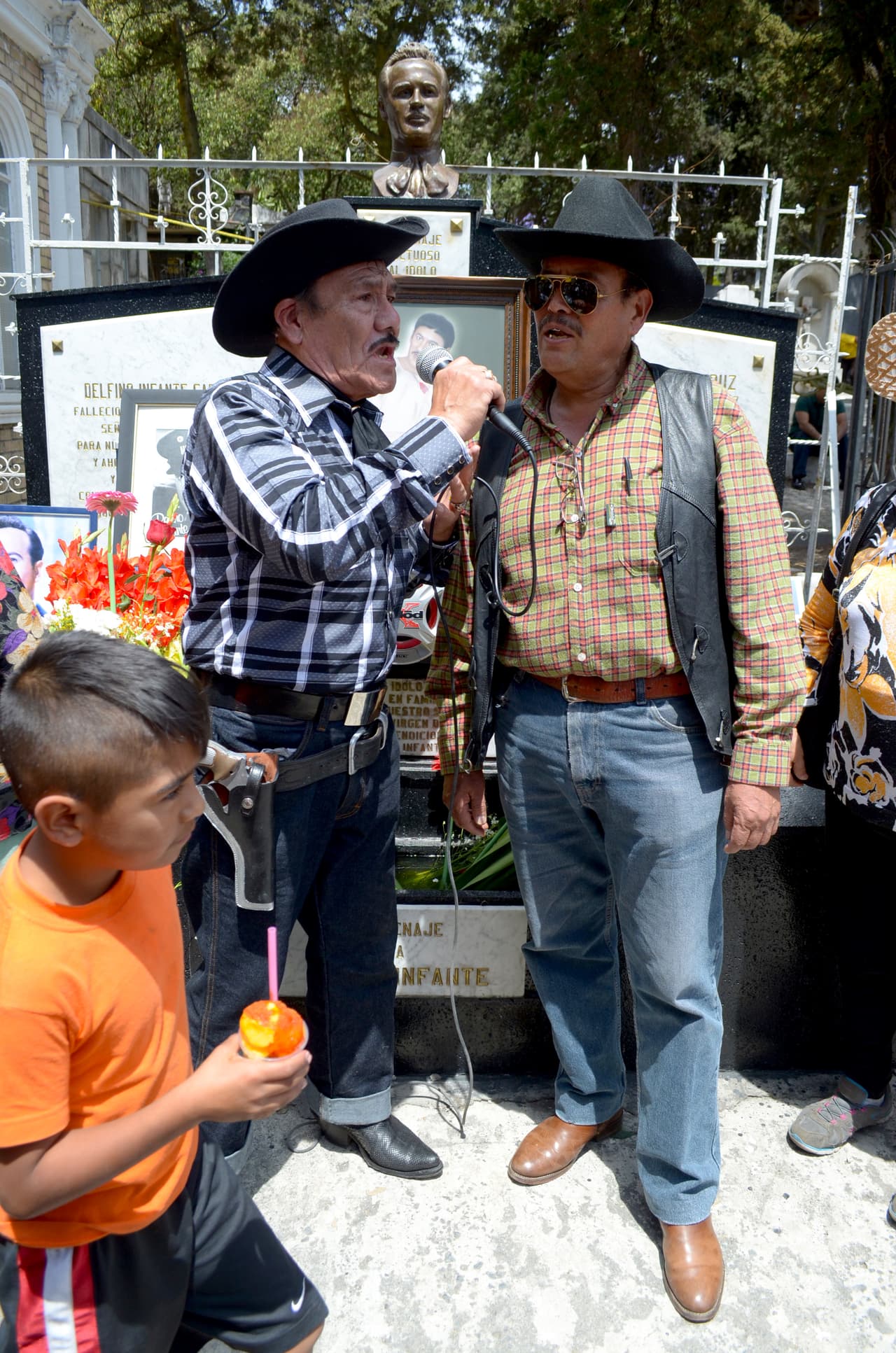 Esta teoría cobró fuerza cuando en los años 80, del Siglo XX, apareció un hombre que respondía al nombre de Antonio Pedro. Su similitud física y la voz hicieron dudar a más de uno.