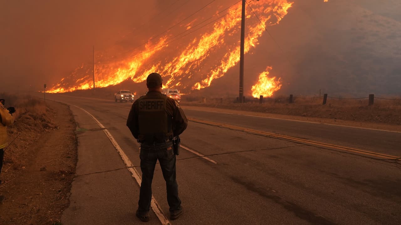 Empresa eléctrica de California admite posible responsabilidad en incendio forestal en Los Ángeles