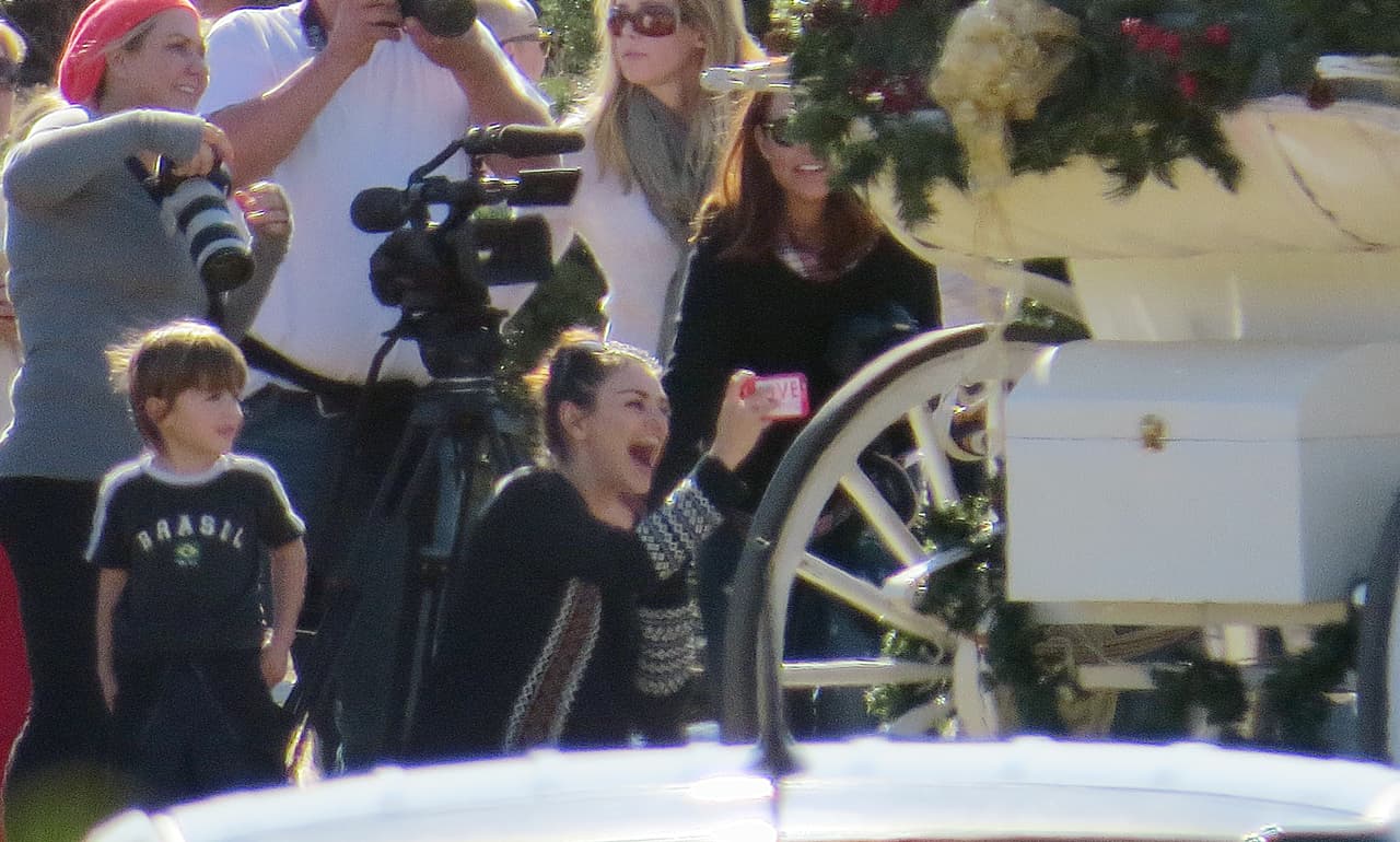 Mila también se divierte, sobre todo cuando a su bebita la pone a posar con Santa Claus, que llegó en esta carreta blanca.