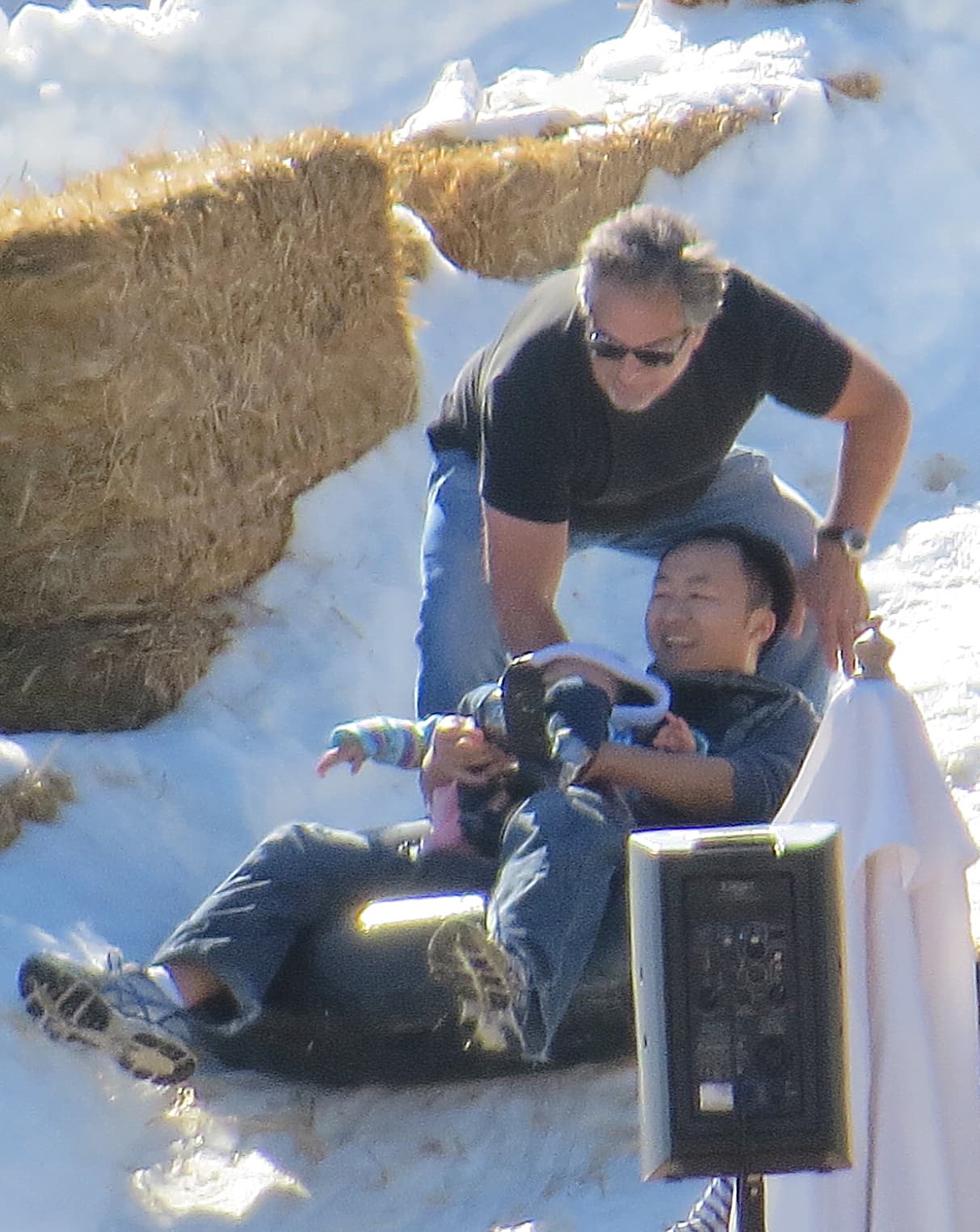 Costney da un poco de su tiempo para ser imán de estos eventos y así recaudar el mayor número de regalos.