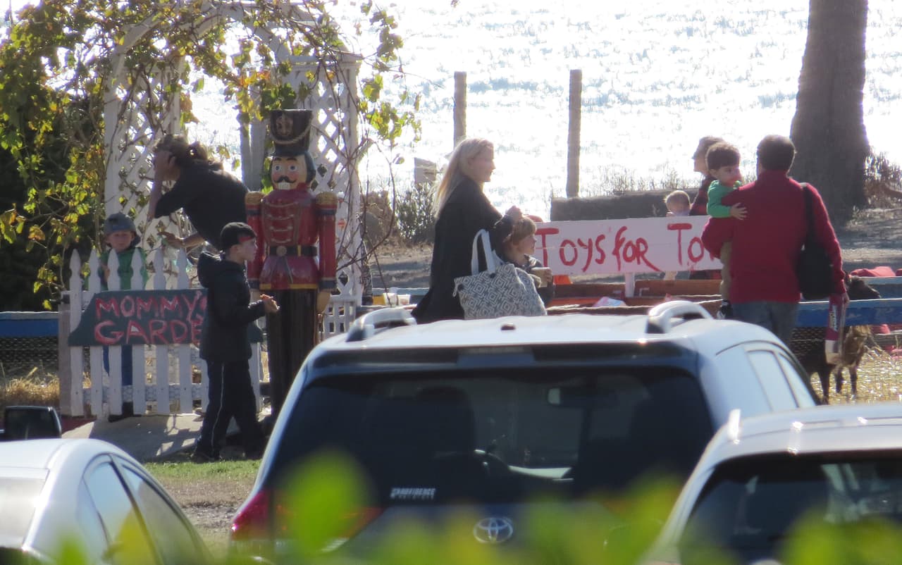 Asistieron a un evento para recaudar regalos para niños necesitados en el parque del barrio.
