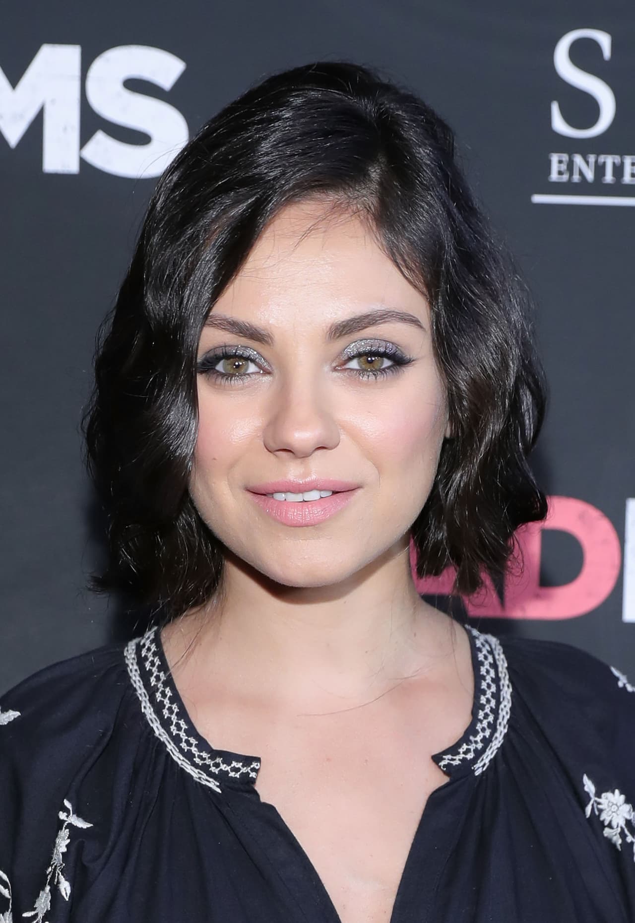 Mila se cortó el cabello un poco más arriba de los hombros.