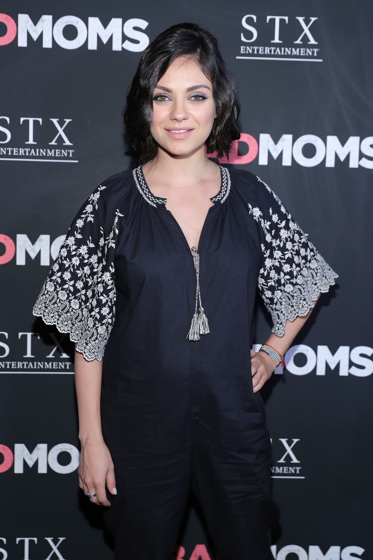 Mila optó por un cómodo jumpsuit para ir al estreno.