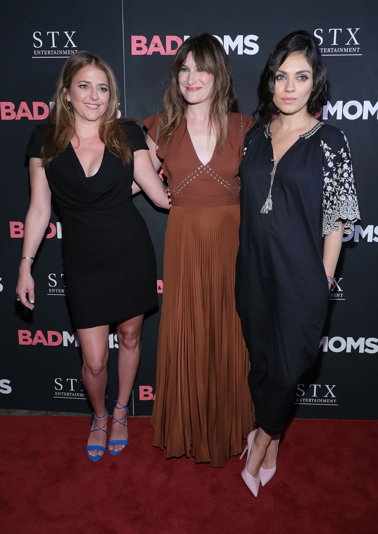 Lo complementó con unos zapatos de tacón rosados.