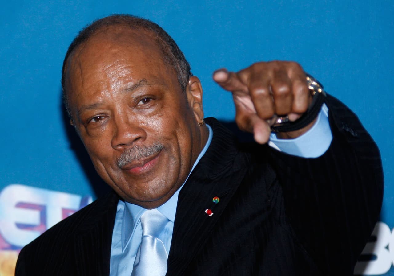 En el año de 1956 emprendió una gira como trompetista de Dizzy Gillespie.