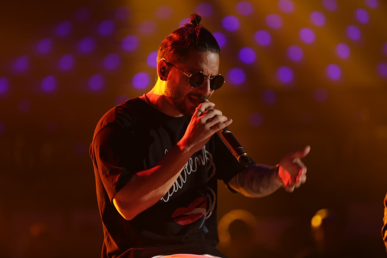 El sencillo se volvió tan popular que Maluma se incluyó en el remix que se lanzó de la canción.