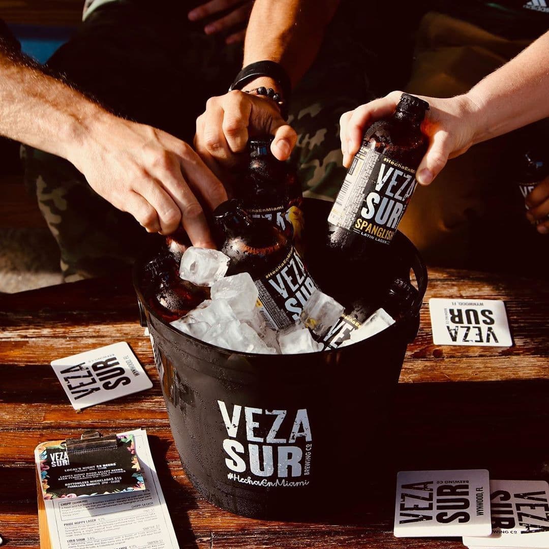 <b>Veza Sur Brewing Co. </b>Este local preparará deliciosas micheladas sin fondo durante todo el día, con un asado al estilo argentino y un DJ en vivo de 2:00 p.m a 6:00 p.m, que comenzará a animar el ambiente antes de que el juego comience a las 6:30 p.m. Se mostrará el juego en proyectores de pantalla gigante dentro de la cervecería y en el patio al aire libre. Y habrá especiales como alitas desde $1.
<b> Dirección:</b> 55 NW 25th St, Miami,
<br> 
<br> 
<br>