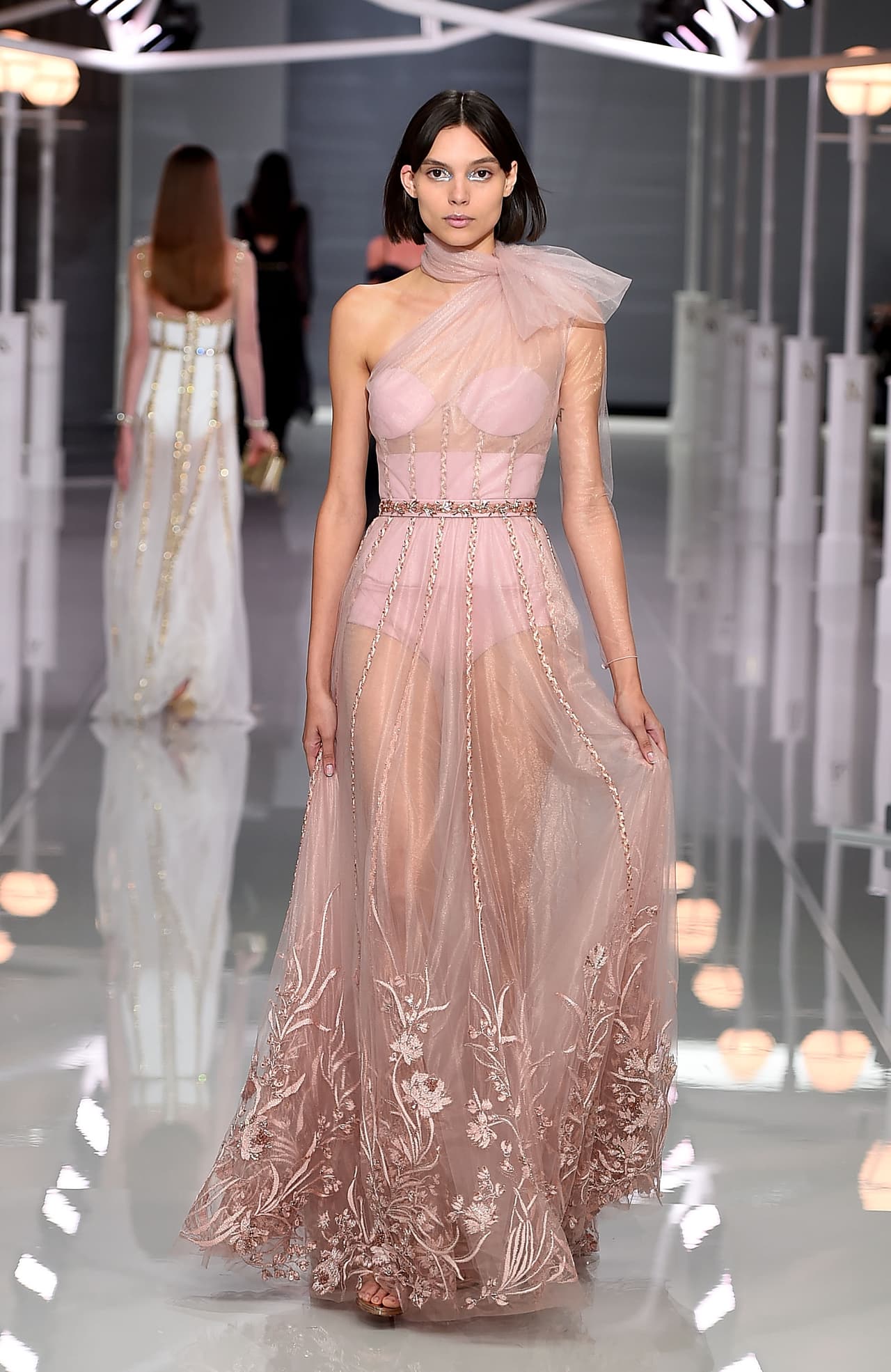 Y aunque seguramente no será excesivamente atrevido, si podemos imaginar un toque de piel en la elección de la novia -que no ha tenido empacho en romper algunas reglas del tradicional recato británico.