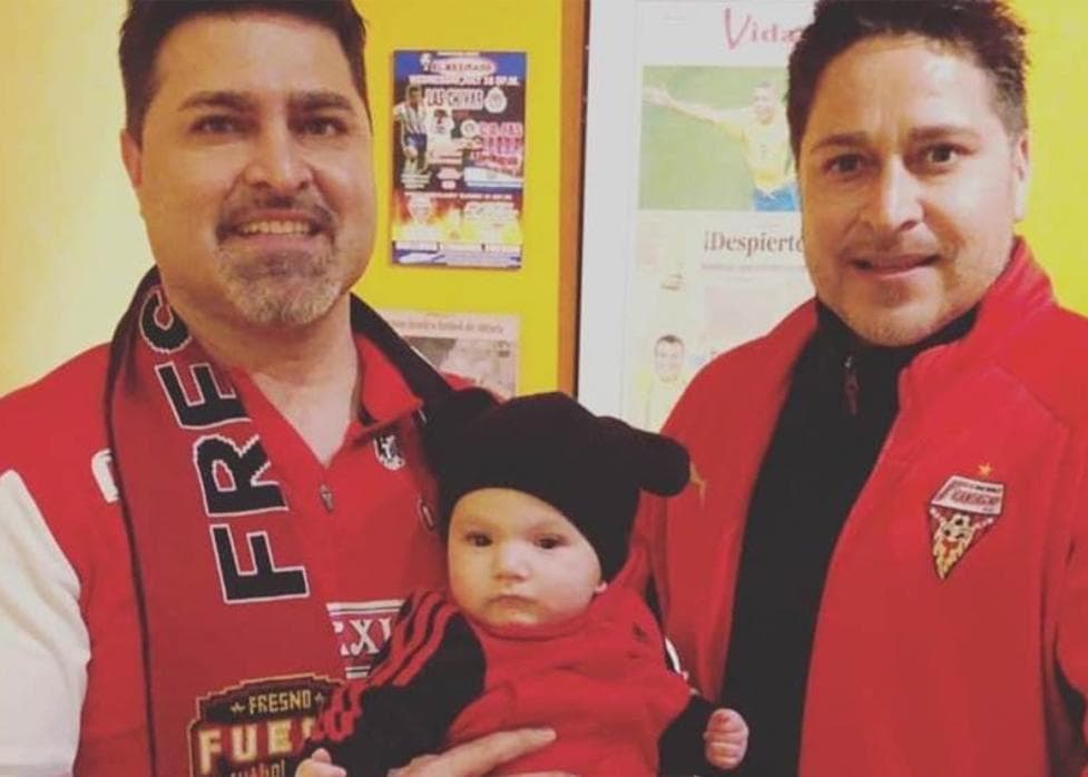 Francisco y Tony Álvarez 
<br>El fundador de los Fresno Fuego, debió ser internado debido a complicaciones del coronavirus. Él y su hermano dieron positivo al COVID-19 y son parte del grupo etáreo que hoy presenta más contagios en California, es decir, aquellos que están entre los 18 y 49 años.